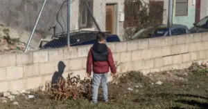 Un niño en la Cañada Real de Madrid