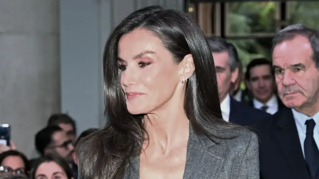 "La clase pija": La verdadera cara de la reina Letizia en sus años de facultad sale a la luz 2 Una estudiante solidaria que demostró su talento sin pisar a nadie