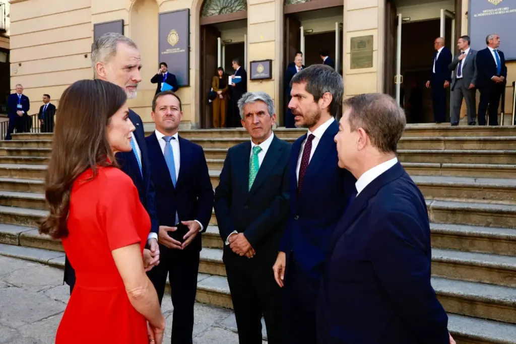 "Busca inyectarse": Expertos señalan a la reina letizia tras su última aparición 2 Una intensa trayectoria ligada a un tono carmesí histórico