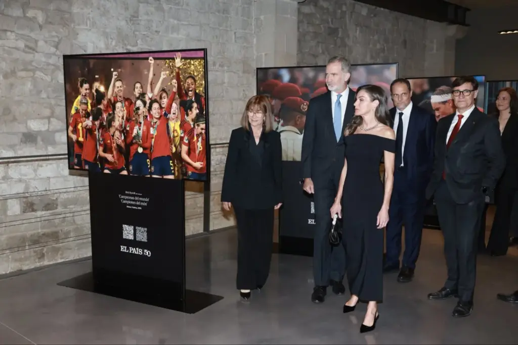 "Joyas de pasar" y el atrevido escote de la reina Letizia que descolocaron a Felipe VI 2 Unos pendientes de gala y la gran sorpresa de la reina Letizia