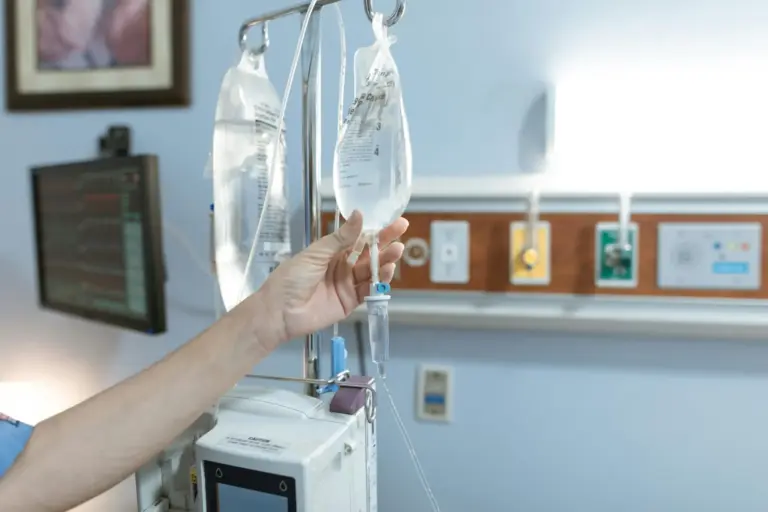 Ballmaxxing: la peligrosa moda de inflarse los testículos que puede acabar en gangrena e infertilidad