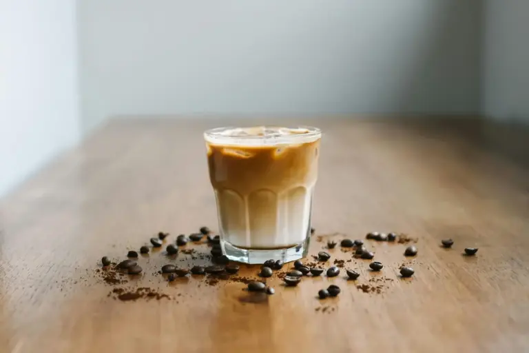 Te comparto 8 bebidas frías con café para olvidarte del bajón de la tarde (y son fáciles)