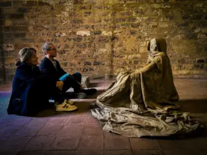 Trampa de oro en Palermo: la impactante exposición de la española Lucía Vallejo que expone el vacío del poder