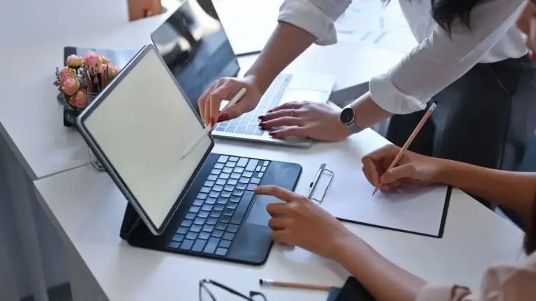 La IA empresarial evoluciona hacia modelos híbridos que integran personas y ‘digital workers’ dentro de la operación corporativa