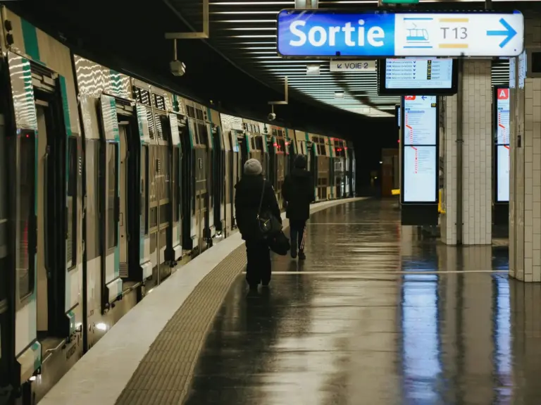 El 'efecto de seguir al desconocido' en el metro: te hace más lento pero tu cerebro no lo evita