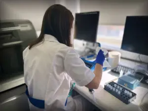 Quirónsalud destaca que reafirma su apuesta por la investigación con cerca de 1.500 ensayos clínicos en 2025, la mitad de ellos en fases tempranas