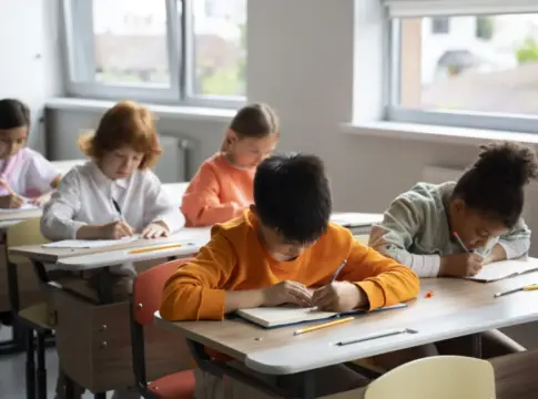 estudiantes-aprendiendo-en-la-escuela-en-su-salon-de-clases