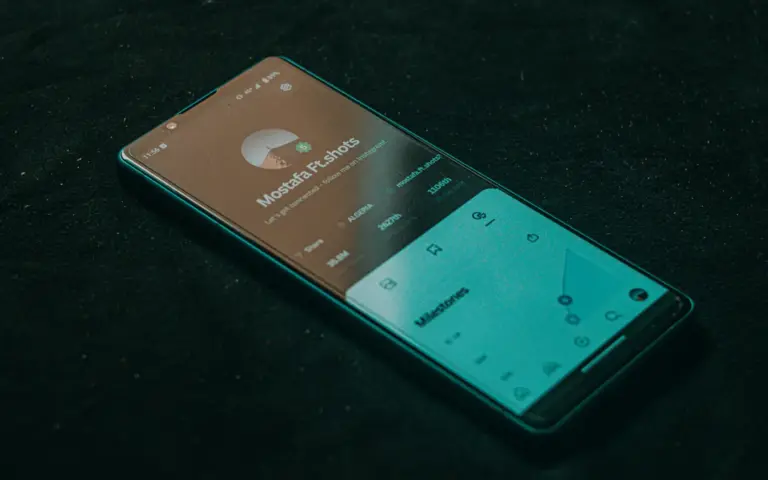 Android Canary 2605 llega con Frosted Glass: Google se burla del Liquid Glass del iPhone