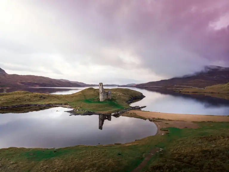 Descubren en Escocia una isla artificial neolítica más antigua que Stonehenge: era para banquetes rituales