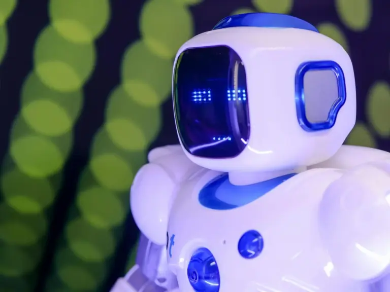 Japan Airlines mete robots humanoides en aeropuertos por falta de personal