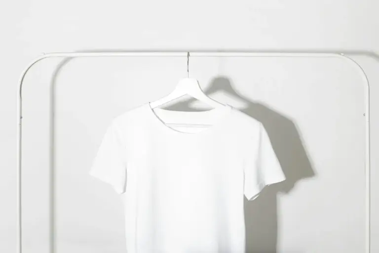 Te cuento cuáles son las mejores camisetas blancas de algodón tras probar COS, Uniqlo, Arket y más