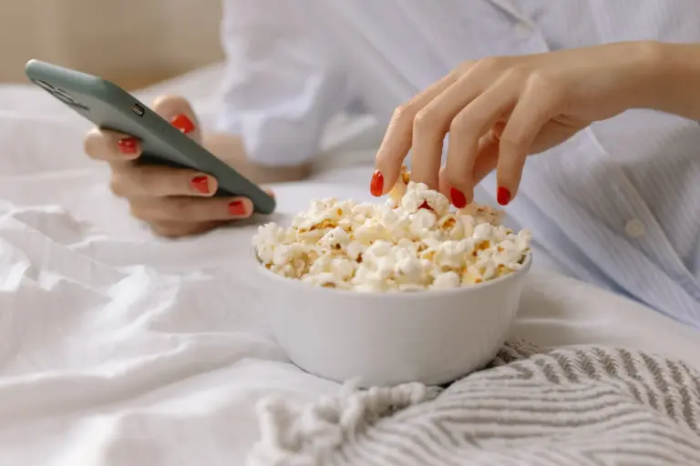 El 'popcorn brain' es real: cómo TikTok te está friendo la concentración (y no es culpa del pez dorado)