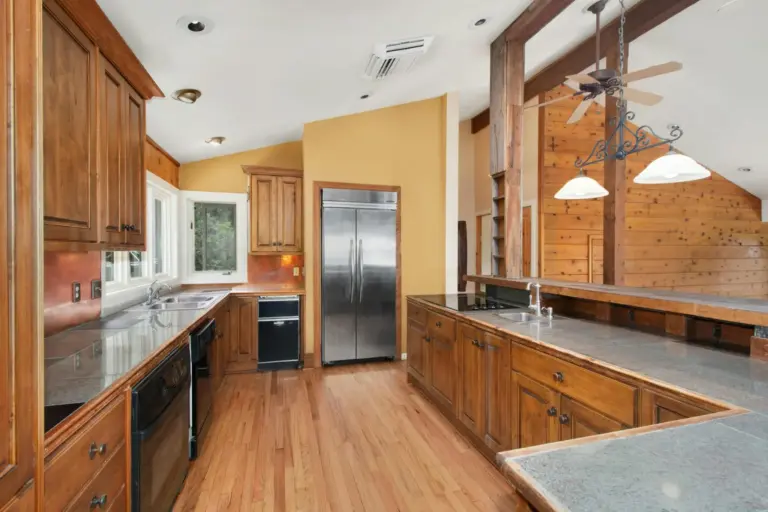 Una cocina pequeña de 13 m² estaba atrapada en los 80: ahora parece de revista y te contamos cómo