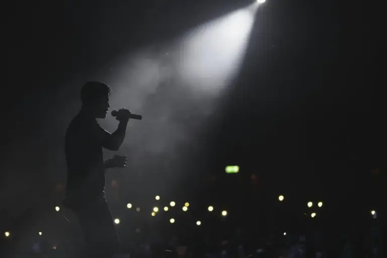 Rosalía sorprende en su gira LUX con una nueva canción inédita en Los Ángeles