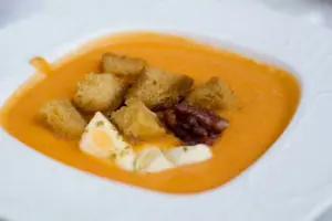 La diferencia entre un salmorejo cremoso y uno acuoso está en este detalle del pan que casi nadie mira