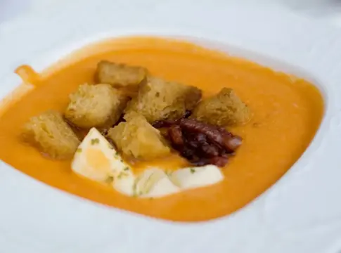 La diferencia entre un salmorejo cremoso y uno acuoso está en este detalle del pan que casi nadie mira La diferencia entre un salmorejo cremoso y uno acuoso está en este detalle del pan que casi nadie mira
