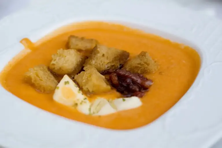 La diferencia entre un salmorejo cremoso y uno acuoso está en este detalle del pan que casi nadie mira
