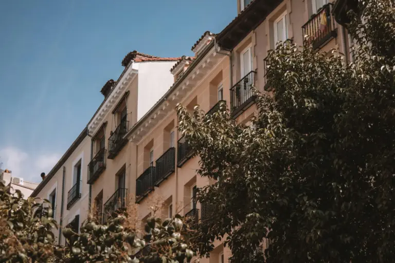 Alquileres desde 388 euros en Madrid con dos dormitorios: claves del sorteo de viviendas de la EMVS 2026