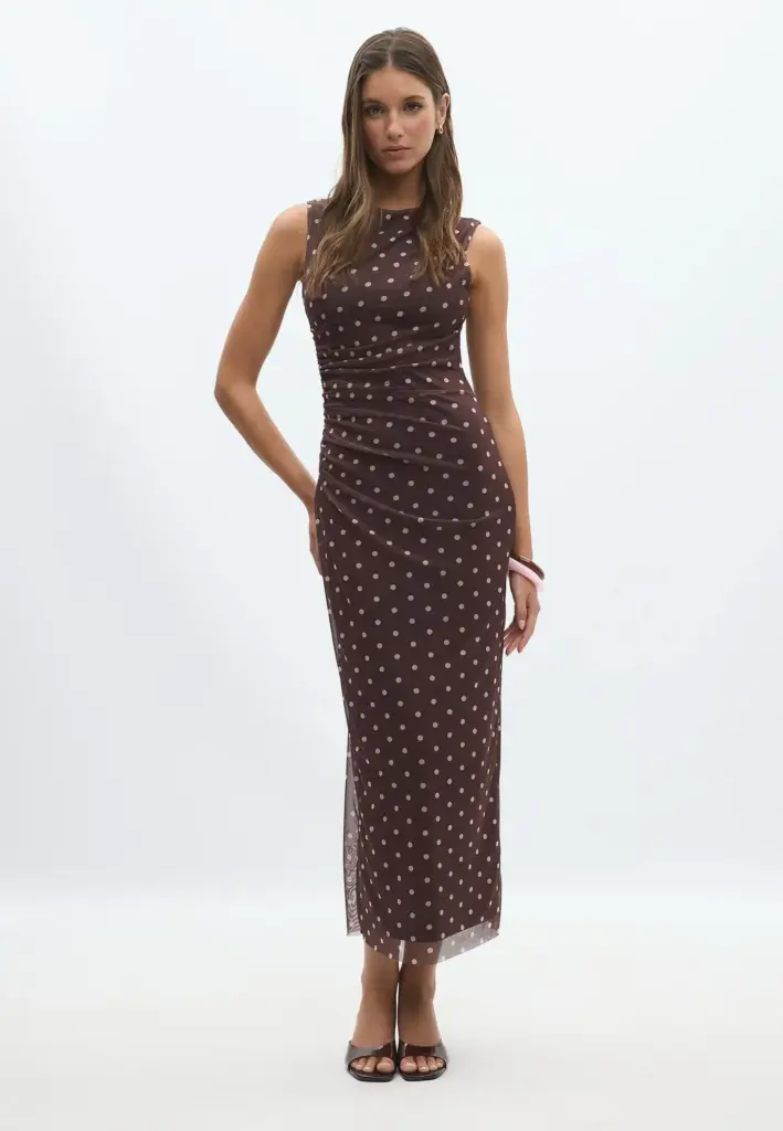 El vestido midi de tul con lunares de Stradivarius que arrasa este verano por un precio ridículo 1 vestido midi stradivarius