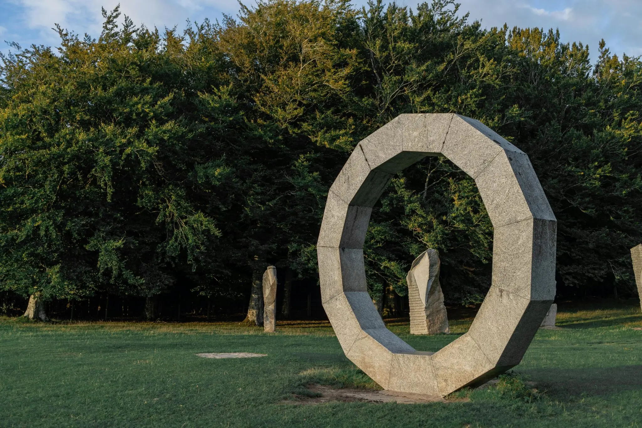 10 lugares misteriosos del mundo que desafían la lógica 1 enclaves enigmáticos