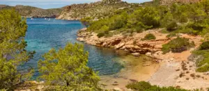 La isla española con acceso limitado a 300 personas al día: un paraíso virgen y las aguas más limpias del Mediterráneo