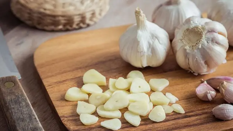 El truco del maestro tortillero para una tortilla de patatas más jugosa: cebolla confitada