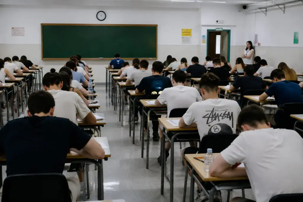 El fenómeno de la parálisis post-PAU empuja a miles de estudiantes a abandonar tras la Selectividad 1 Alumnos en una clase