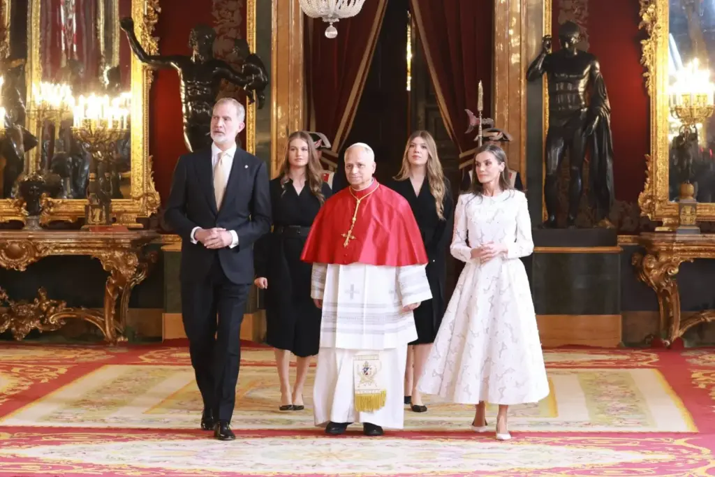 El Papa León XIV explota las redes con una revelación que los españoles no estábamos esperando 2 Aterrizaje institucional y el perfil humano del Papa León XIV