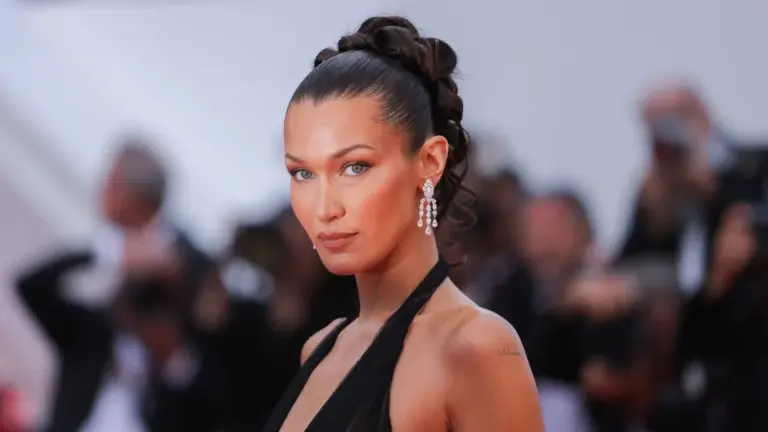 Bella Hadid llora en la cama y destapa su lucha contra la enfermedad: 'Más días malos que buenos'