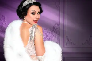 'Por mis muertos' la sesión espiritista que convierte el Teatro Lara en un comedia delirante