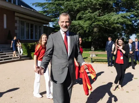 El Rey Felipe VI saluda a la prensa durante la recepción a la Selección española de Fútbol, en el Palacio de La Zarzuela El Rey Felipe VI saluda a la prensa durante la recepción a la Selección española de Fútbol, en el Palacio de La Zarzuela