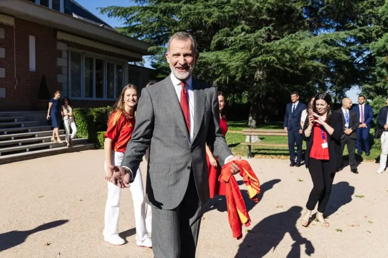 Felipe y Letizia se saltan varias veces el protocolo por el fútbol y la Casa Real hace la vista gorda