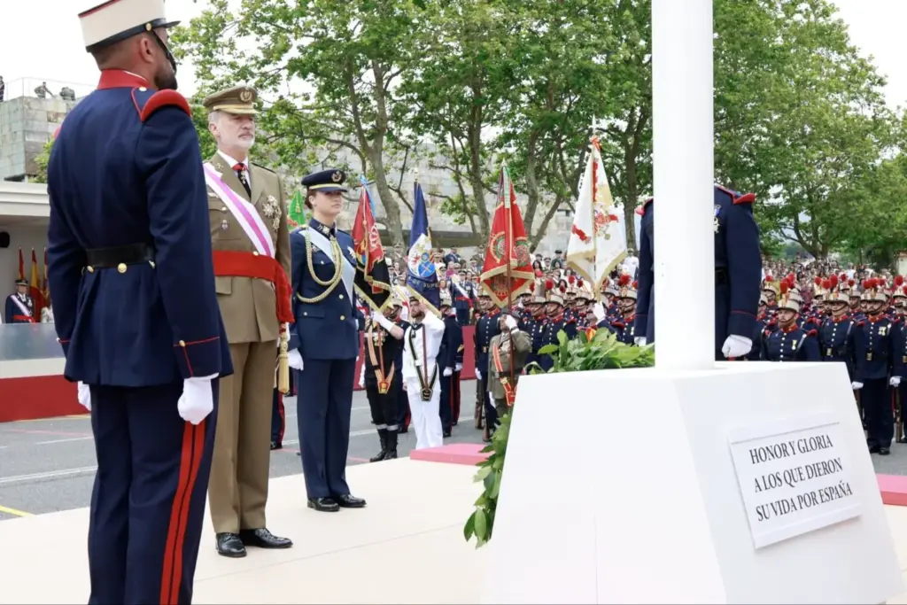 “Nunca ha pasado esto”: Se cae la bandera de España y la reacción de Felipe VI se vuelve viral 2 El cielo sin colores ante la atenta mirada de Felipe VI