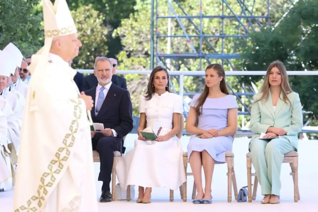 El polémico desplante protocolario que le han hecho a la reina Letizia frente al papa León XIV 2 El escrutinio público sobre las hijas de la reina Letizia