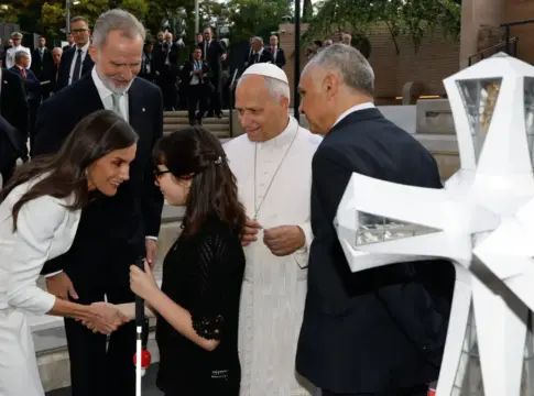 El gesto de la reina Letizia con una niña con discapacidad visual en la Sagrada Familia no pasó desapercibido | Fuente: Casa de S.M el Rey El gesto de la reina Letizia con una niña con discapacidad visual en la Sagrada Familia no pasó desapercibido