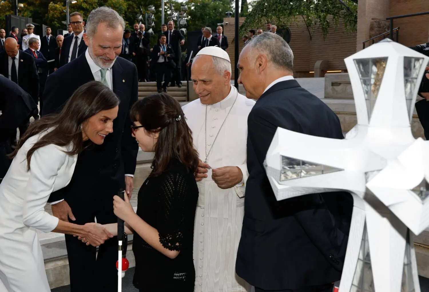 El gesto de la reina Letizia con una niña con discapacidad visual en la Sagrada Familia no pasó desapercibido | Fuente: Casa de S.M el Rey El gesto de la reina Letizia con una niña con discapacidad visual en la Sagrada Familia no pasó desapercibido