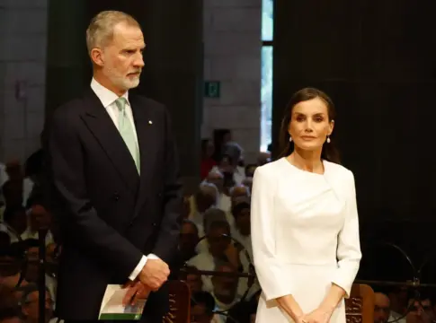 El inesperado gesto de Felipe VI y Letizia captado por un móvil en la Sagrada Familia | Fuente: Casa de S.M el Rey El inesperado gesto de Felipe VI y Letizia captado por un móvil en la Sagrada Familia