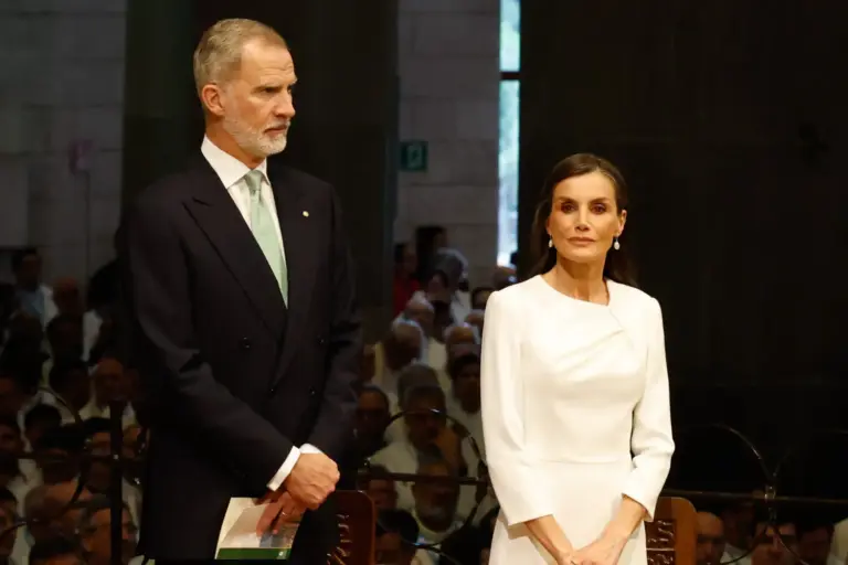 El inesperado gesto de Felipe VI y Letizia captado por un móvil en la Sagrada Familia