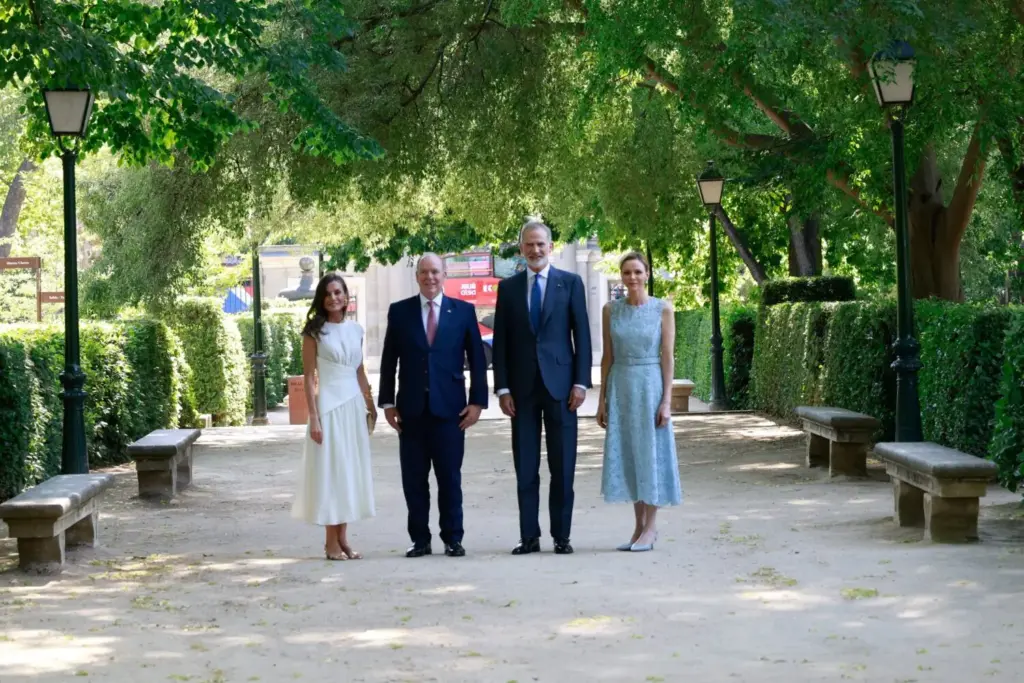 El minimalismo impecable en el armario de la reina Letizia