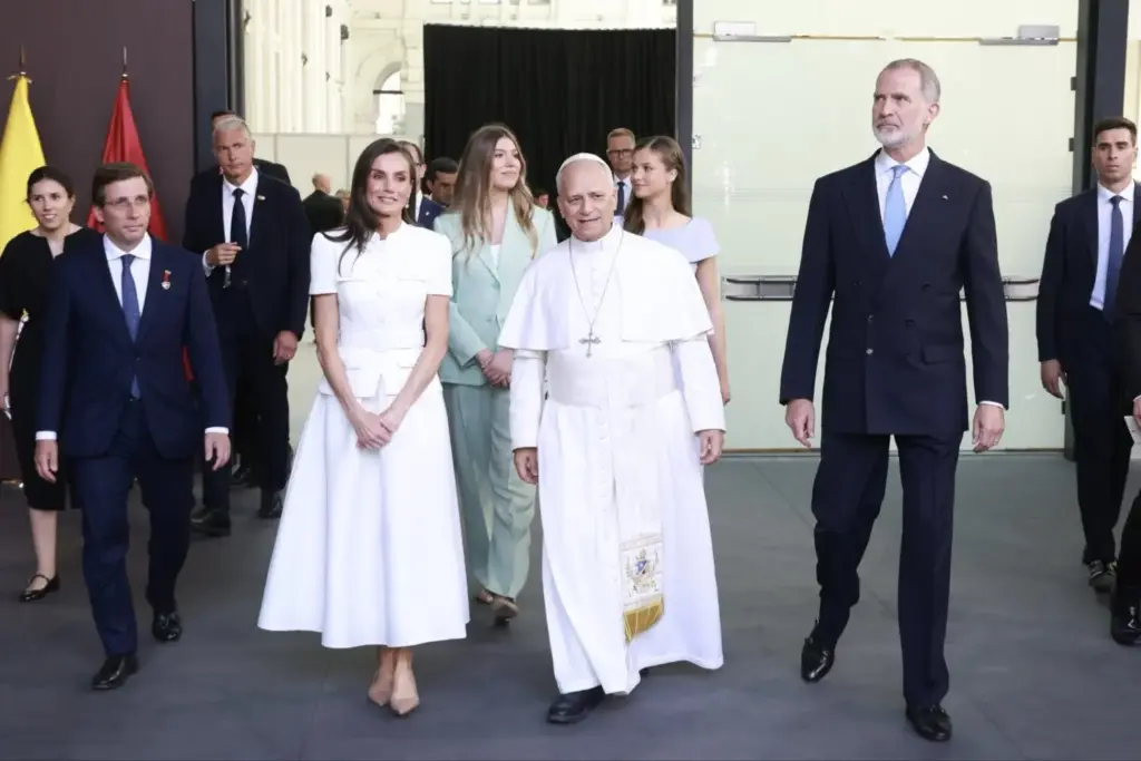 "No está llamada a actuar como una autoridad": El comportamiento de la reina Letizia ante la visita papal cae bajo la lupa de expertos 1 El polémico desplante protocolario que le han hecho a la reina Letizia frente al papa León XIV