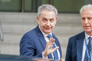 “Estoy hundido, voy a necesitar tiempo para asimilar este golpe”: El duro revés judicial de Zapatero que arrastra a sus propias hijas