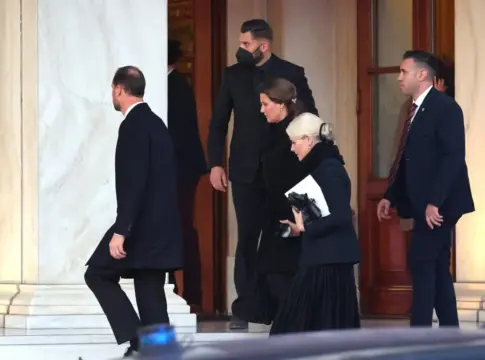Haakon y Mette-Marit de Noruega junto a Marta Luisa llegan al hotel Grande Bretagne