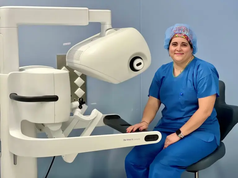 El Hospital Universitario Rey Juan Carlos realiza su primera mastectomía robótica, que reduce la cicatriz visible y mejora la recuperación