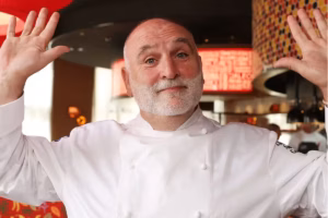 El truco de José Andrés para confitar pimientos piquillo sin azúcar: solo jugos, tomillo y 2 ajos