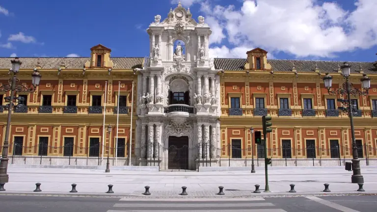 Andalucía convoca a 250 plazas en Administración General, Prevención y Telecomunicaciones