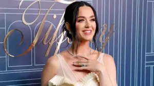Katy Perry arrasa en Santiago de Compostela: surfea en botella gigante y estrena 'Watch it Burn'