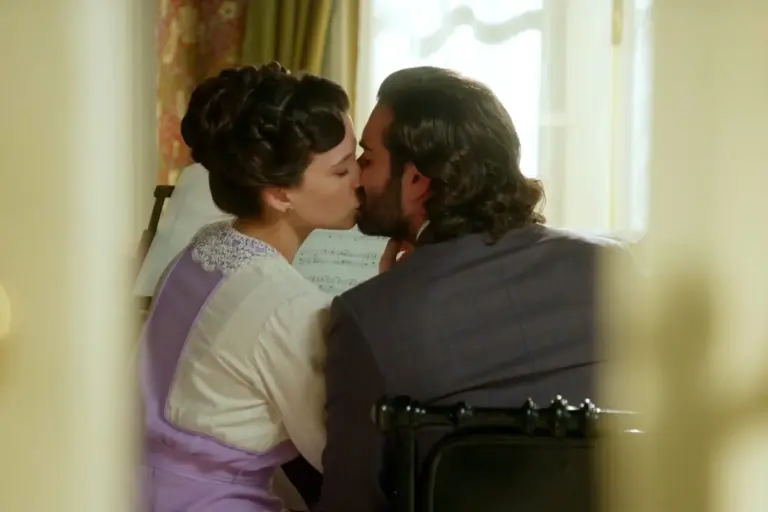 'La Promesa': Martina y Adriano son sorprendidos besándose... ¿Catalina ha vuelto?