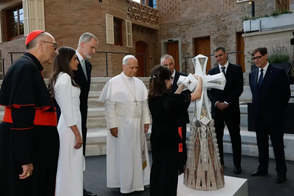 "Muy calculada": El gesto de la reina Letizia con una niña con discapacidad visual en la Sagrada Familia no pasó desapercibido 1 La empatía calculada de la reina Letizia frente a la presión institucional