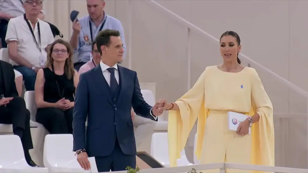 “Cosas que Dios no debería permitir”: El polémico papel de Patricia Pardo y Christian Gálvez frente al papa León XIV en el Bernabéu 1 La espectacular llegada del pontífice y las palabras de la pareja al papa León XIV