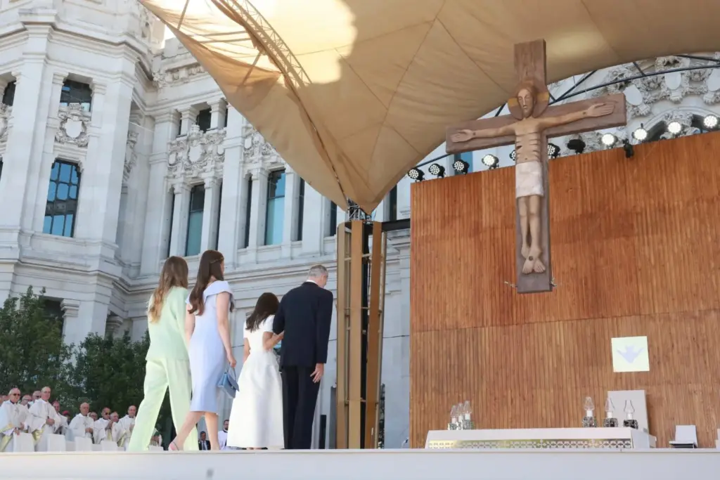 Los momentos más icónicos del Papa León XIV junto a la Familia Real en Madrid 5 La familia del monarca acompaña al Papa León XIV desde el público